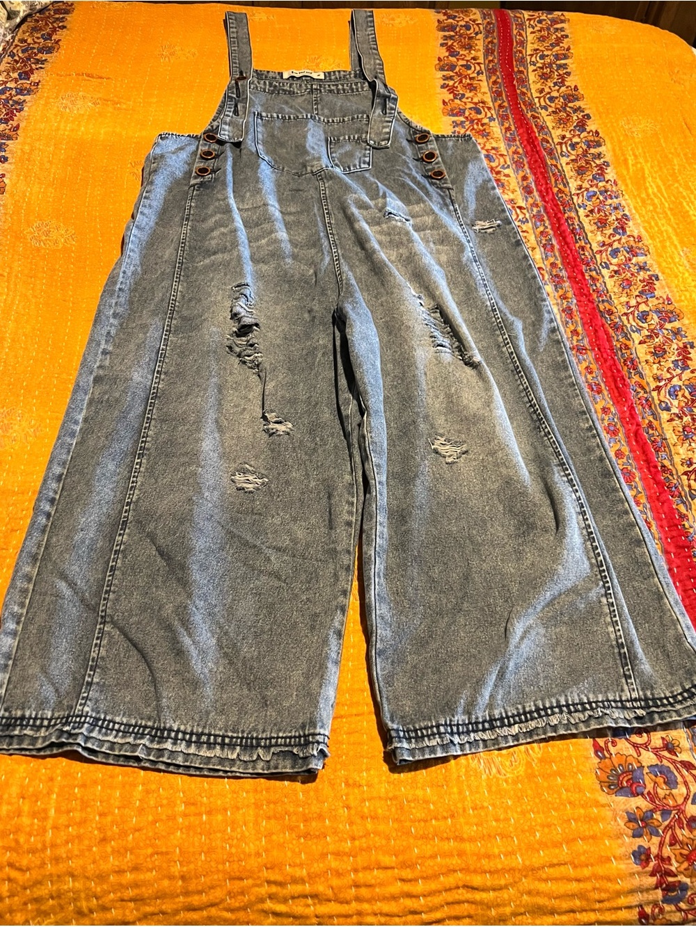 Women’s Three Bird Nest distressed, soft denim overalls. Size m